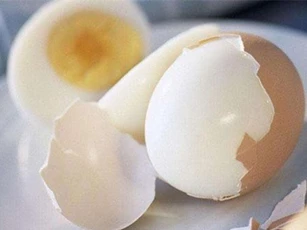 Trứng luộc tưởng đơn giản nhưng thói quen này của bà nội trợ khiến món trứng nhiễm đầy vi khuẩn