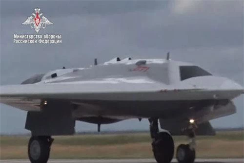 Bộ Quốc phòng Nga vừa đăng tải đoạn video ghi lại hình ảnh chạy đà cất cánh và thực hiện chuyến bay đầu tiên của hệ thống máy bay không người lái tàng hình tấn công hạng nặng S-70 "Okhonik do Sukhoi phát triển. Đây được xem là UAV tàng hình đầu tiên của nước Nga. Ảnh: Bộ Quốc phòng Nga