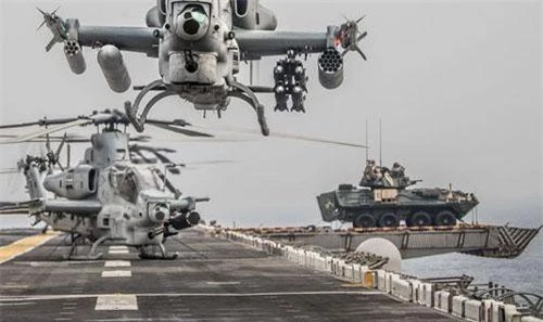 Xe thiết giáp xuất hiện ở bên phải bức ảnh trên boong tàu USS Boxer (Ảnh: Hải quân Mỹ)