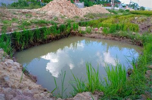 Nghệ An: Theo bà ra đồng, bé trai 4 tuổi rơi xuống hố công trình tử vong