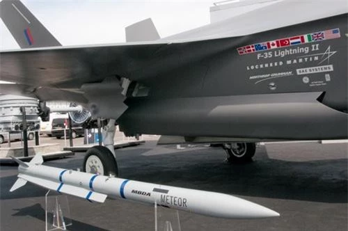 Tên lửa không đối không MBDA Meteor được trưng bày cùng tiêm kích tàng hình F-35 Lightning II tại một cuộc triển lãm hàng không. Ảnh: MBDA.