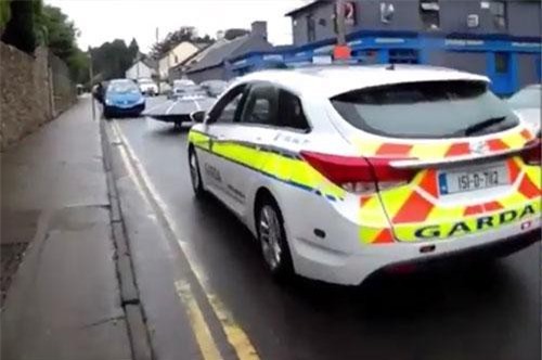 CLIP HOT (16/8): Kịch tính cảnh sát Ireland rượt đuổi UFO, vẻ ngoài 'cực phẩm' của nữ cảnh sát người Mỹ