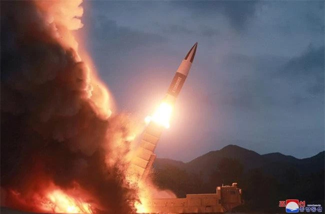 Triều Tiên vừa phóng hai vật thể được cho là tên lửa đạn đạo hôm 11/8. (Ảnh: Reuters)