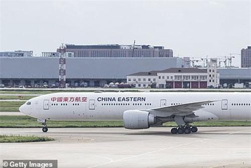 Hoảng hốt khi cánh máy bay rách toạc ở trên không