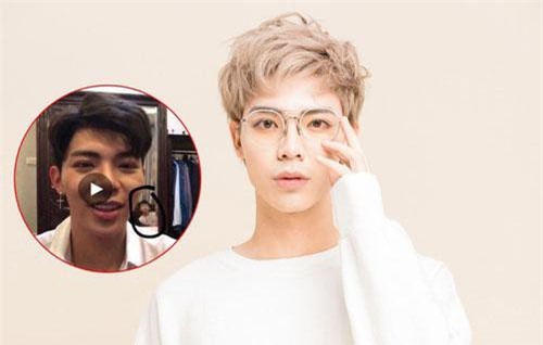 Erik livestream cực đẹp trai nhưng lại vô ý để lọt vào ống kính người đàn ông cởi trần ngồi trên giường