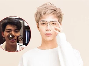 Erik livestream cực đẹp trai nhưng lại vô ý để lọt vào ống kính người đàn ông cởi trần ngồi trên giường