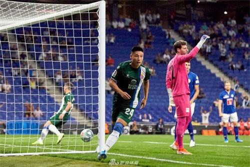 Cầu thủ Trung Quốc tạo nên cột mốc lịch sử ở Europa League