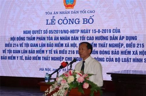 Phó Chánh án Tòa án nhân dân tối cao Nguyễn Trí Tuệ công bố Nghị quyết 05/2019/NQ-HĐTP. (Ảnh: TTXVN)