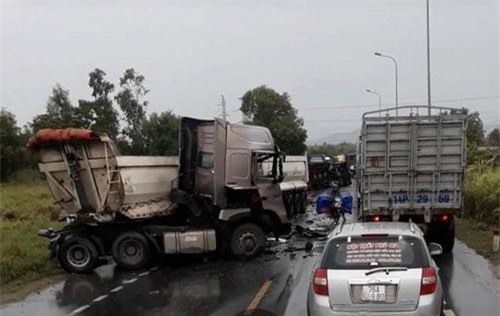 Quảng Bình: Container và 2 đầu kéo tông nhau liên hoàn, quốc lộ 1 ách tắc