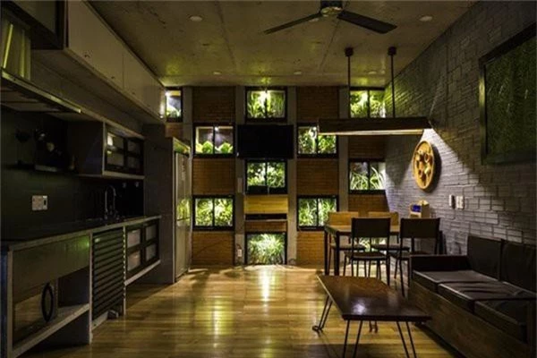 
Cửa sổ trần nhà, không gian mở và lỗ thông hơi trên tường cho phép ánh sáng tự nhiên đi thẳng vào trong, tạo ra một môi trường lành mạnh và tươi sáng.
