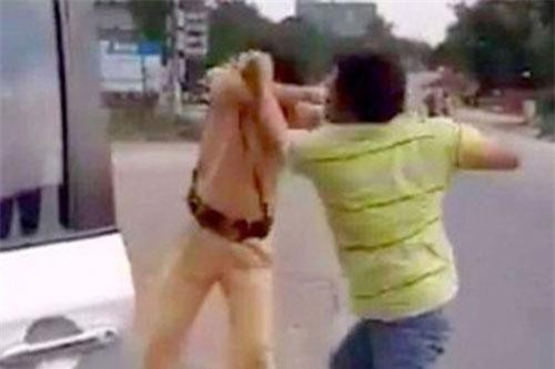 Đắk Lắk: Xin bỏ qua vi phạm không được, rút dao đâm CSGT