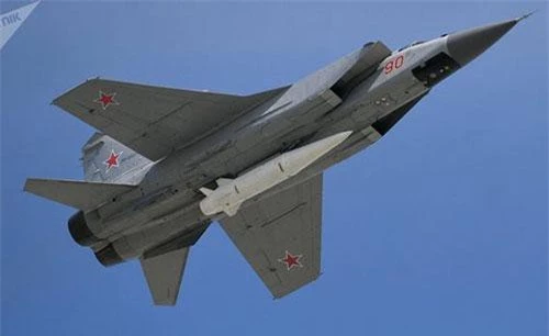 Máy bay chiến đấu MiG-31 của Nga mang tên lửa hành trình siêu thanh Kinzhal (Ảnh minh họa: Sputnik)