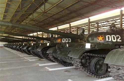 Trước khi T-90S/SK về tới Việt Nam, loại xe tăng được coi là hiện đại và mạnh mẽ nhất của Quân đội Nhân dân Việt Nam được xác định là T-62. Cũng vì hiện đại và mạnh mẽ nên các tư liệu ảnh về T-62 trong quân đội ta không nhiều, nếu không muốn nói là quá hiếm. Nguồn ảnh: QĐND
