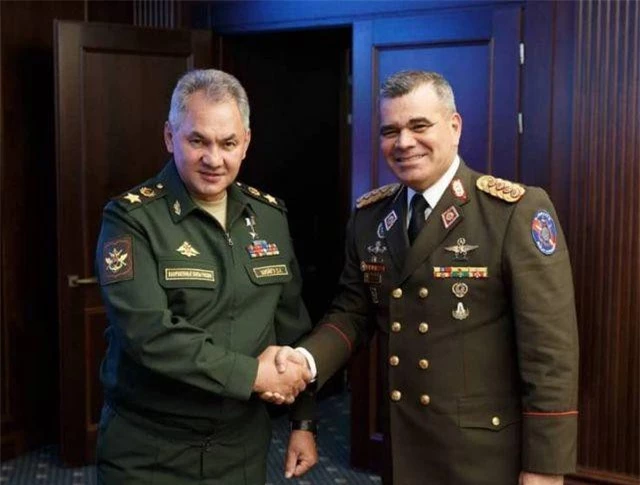 Bộ trưởng Quốc phòng Vladimir Padrino (phải) và người đồng cấp Nga Sergei Shoigu (Ảnh: Bộ Quốc phòng Venezuela)