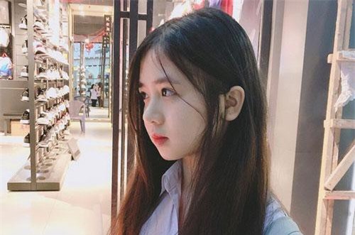 Tân sinh viên ĐH Luật Hà Nội gây sốt với bức ảnh góc nghiêng khoe vẻ baby khó cưỡng, xem được thành tích học càng khiến dân tình xôn xao hơn