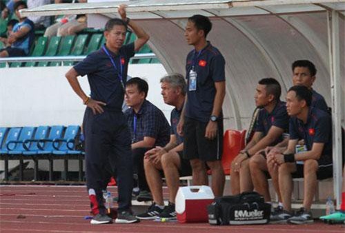 HLV Hoàng Anh Tuấn có hành động 'sốc' sau khi U18 Việt Nam bị loại khỏi giải U18 Đông Nam Á