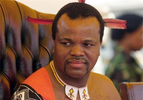Không chỉ là người châu Phi duy nhất góp mặt trong top 100 nhân vật giàu nhất hành tinh, Vua Mswati III của Swaziland còn nổi tiếng là tỷ phú nhiều vợ nhất thế giới. Ảnh: Buzz South Africa.