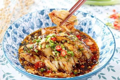 Kou Shui Ji hay còn gọi là gà nước bọt/ gà chảy nước miếng, đây là món ăn rất nổi tiếng ở Tứ Xuyên không chỉ đối với người dân địa phương mà ngay cả du khách nước ngoài cũng muốn thưởng thức thử khi có dịp đến đây.