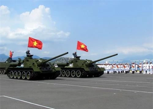 Pháo tự hành SU-100 của Hải quân Việt Nam trong lễ kỷ niệm 50 năm ngày thành lập. Ảnh: Quân đội nhân dân.