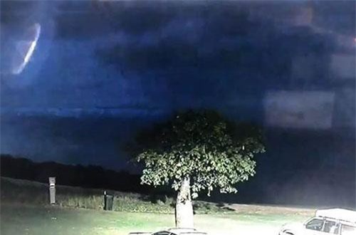 Xôn xao vật thể nghi UFO lượn trước mặt cảnh sát?