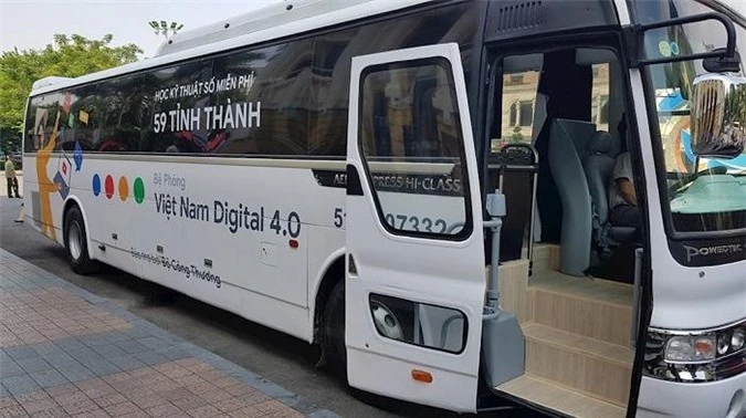 Xe buýt kỹ thuật số là chuyến xe đào tạo lưu động đi đến 59 tỉnh thành cung cấp các khóa đào tạo cho DNNVV ở vùng sâu - vùng xa. (Ảnh: ICTNews)