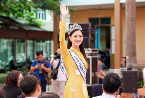 Tân Hoa hậu Lương Thùy Linh đẹp rạng ngời khi diện áo dài nền nã, gây náo loạn khi về thăm trường cũ