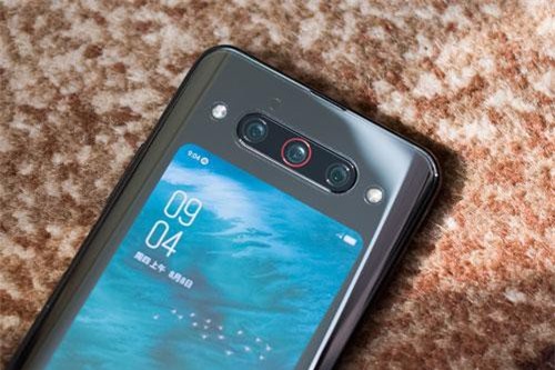 Cận cảnh smartphone 2 màn hình, 3 camera, cấu hình ‘siêu khủng’, giá rẻ bất ngờ