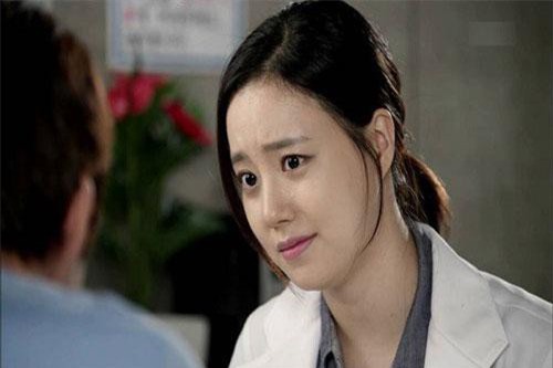 Khi lau khô vết máu trên khuôn mặt nữ bệnh nhân rồi đẩy vội vào phòng cấp cứu, tôi lặng người khi nhận ra khuôn mặt từng ám ảnh mình nhiều đêm