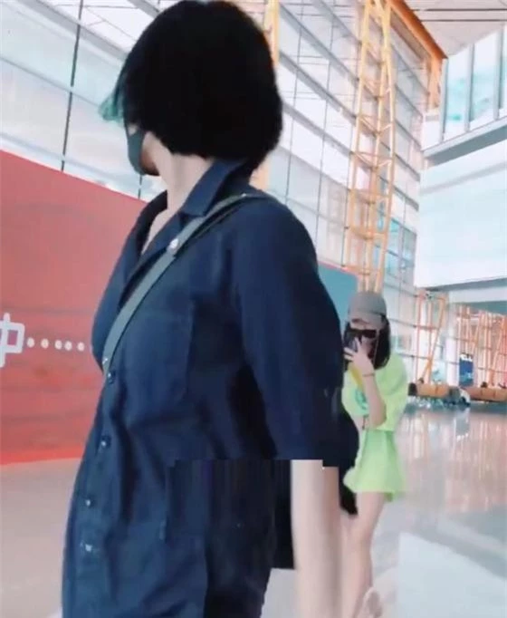 Vương Phi và Lý Yên tại sân bay Bắc Kinh. 