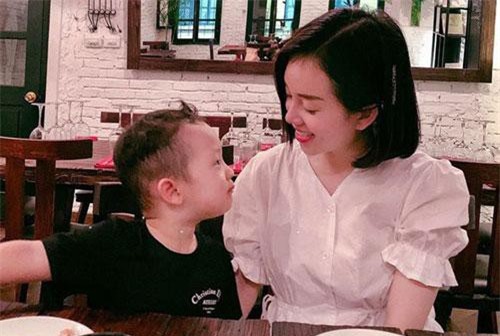 Sau 4 năm làm mẹ đơn thân, Ly Kute tự nuôi dưỡng con trai cao lớn phổng phao lại còn ăn nói chững chạc thế này