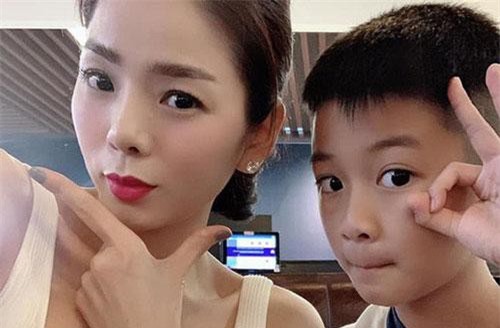 Lâu mới xuất hiện bên mẹ, con trai 8 tuổi của Lệ Quyên gây sốt vì độ soái