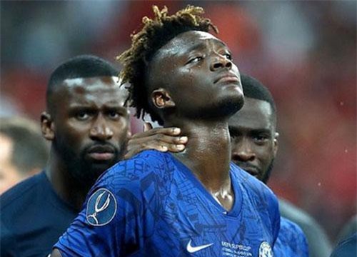 Bạn gái xinh đẹp của Abraham bức xúc khi chàng tiền đạo Chelsea bị chế giễu