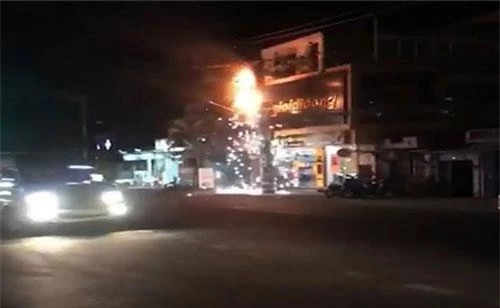 Vụ cháy xảy ra tại đường Nguyễn Văn Linh.