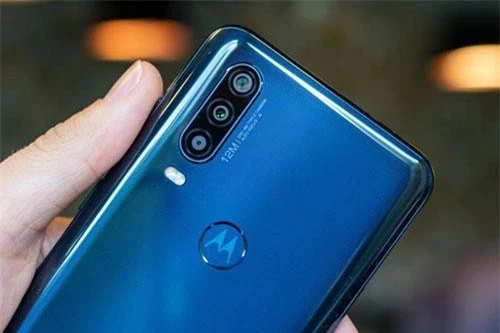 Motorola One Action được trang bị 3 camera. Trong đó, cảm biến chính 12 MP, khẩu độ f/1.8 cho khả năng lấy nét theo pha. Cảm biến thứ hai 16 MP, f/2.2 cho ống kính góc rộng 117 độ. Ống kính thứ ba 5 MP giúp chụp ảnh xóa phông. Bộ ba này được trang bị đèn flash LED kép, quay video 4K. 