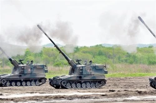 Type 99 hiện là khẩu pháo tự hành "xương sống" của pháo binh Nhật Bản. Nó sở hữu khẩu pháo 155mm L52 cải tiến từ khẩu pháo kéo FH-70 mà Nhật mua lại từ Anh. Nguồn ảnh: Wikipedia