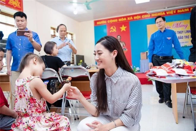Tân Hoa hậu Lương Thùy Linh diện áo dài nền nã, đẹp rạng ngời trong ngày về thăm trường cũ - Ảnh 14.