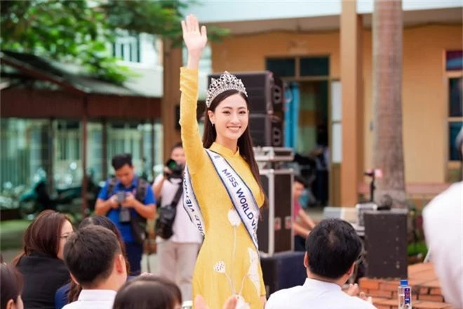 Tân Hoa hậu Lương Thùy Linh diện áo dài nền nã, đẹp rạng ngời trong ngày về thăm trường cũ - Ảnh 2.