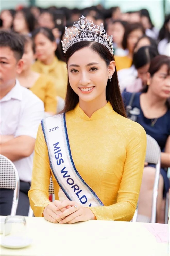 Tân Hoa hậu Lương Thùy Linh diện áo dài nền nã, đẹp rạng ngời trong ngày về thăm trường cũ - Ảnh 3.