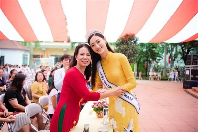 Tân Hoa hậu Lương Thùy Linh diện áo dài nền nã, đẹp rạng ngời trong ngày về thăm trường cũ - Ảnh 7.
