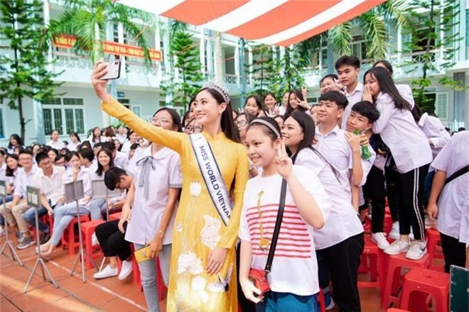 Tân Hoa hậu Lương Thùy Linh diện áo dài nền nã, đẹp rạng ngời trong ngày về thăm trường cũ - Ảnh 8.
