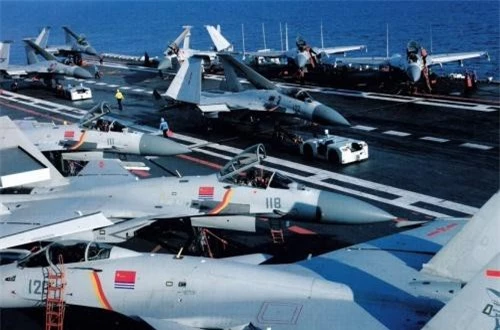Ông Li phân tích, để chiếm ưu thế trên không trong một trận chiến khu vực cần tới ít nhất 40 máy bay, tàu Liêu Ninh chỉ chở được 24 chiếc là không đủ, với 36 chiếc, Type 001A mở rộng đáng kể khả năng tác chiến. Nguồn ảnh: Sina