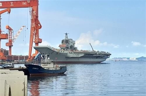 Theo Wikipedia, Type 001A là tàu sân bay thứ 2 của Hải quân Trung Quốc, nhưng lại là hàng không mẫu hạm đầu tiên do Trung Quốc tự đóng. Còn tàu được cho là được khởi đóng tại nhà máy Đại Liên tháng 11/2013, hạ thủy ngày 26/4/2017 và hoàn thành vào ngày 25/4/2018 trước khi ra biển thử nghiệm. Nguồn ảnh: Wikipedia