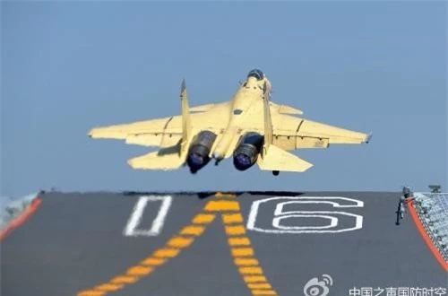 Đáng chú ý, tiêm kích hạm trên tàu sân bay Trung Quốc hiện vốn là phiên bản sao chép mẫu Sukhoi Su-33 của Nga cũng trang bị cho các hàng không mẫu hạm Kuznetsov. Nguồn ảnh: Sina