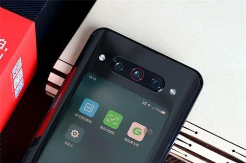 Nubia Z20 được trang bị 3 camera vừa kiêm vai trò máy ảnh chính, vừa để chụp hình selfie. Trong đó, cảm biến chính 48 MP, khẩu độ f/1.7 cho khả năng lấy nét theo pha, chống rung quang học OIS. Ống kính tele 8 MP cho phép zoom quang học 3x. Cảm biến thứ 3 16 MP cho ống kính góc rộng 122,2 độ. Bộ ba này được trang bị đèn flash LED kép, quay video 4K.