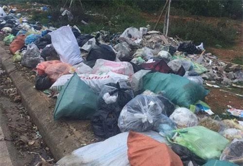 Hơn 2 năm nay, huyện Hương Khê đang hết sức đau đầu với bài toán xử lý rác thải. Lượng rác xả ra hàng ngày quá lớn trong khi không có nơi xử lý khiến rác ùn ứ khắp nhiều tuyến đường.