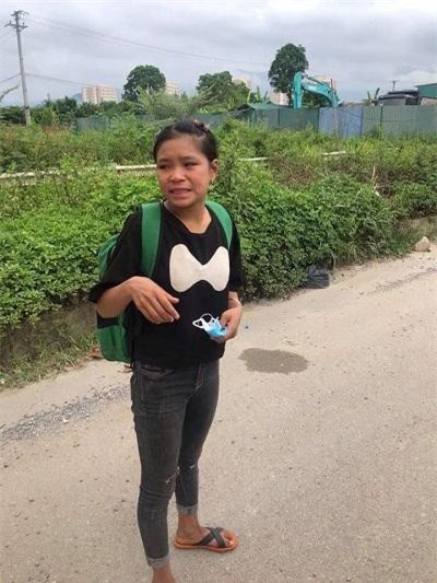 CSGT Hà Nội giúp cô gái người Dao bị lạc trên Đại Lộ Thăng Long