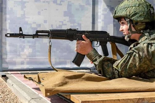 Một nữ quân nhân tham gia cuộc thi bắn súng tại Hội thao Quân sự Quốc tế 2019, diễn ra tại khu huấn luyện Alabino gần Moscow, Nga.