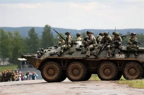 Theo Military-Today, BTR-82A là phiên bản mới nhất và hiện đại nhất của dòng xe thiết giáp chở quân BTR-80 được phát triển cuối thời Liên Xô. Những chiếc BTR-82A đầu tiên bắt đầu gia nhập Quân đội Nga từ năm 2013 và nhanh chóng được ưa chuộng vì những khả năng mà nó đem lại. Nguồn ảnh: Wikipedia