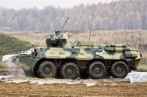 BTR-82A được trang bị giáp bảo vệ tốt hơn hẳn loại BTR-60PB mà quân đội ta đang sử dụng. Vỏ giáp toàn thân BTR-82A có thể chống được đạn súng máy 7,62mm, giáp trước chống được đạn xuyên thép 12,7mm. Nguồn ảnh: Wikipedia