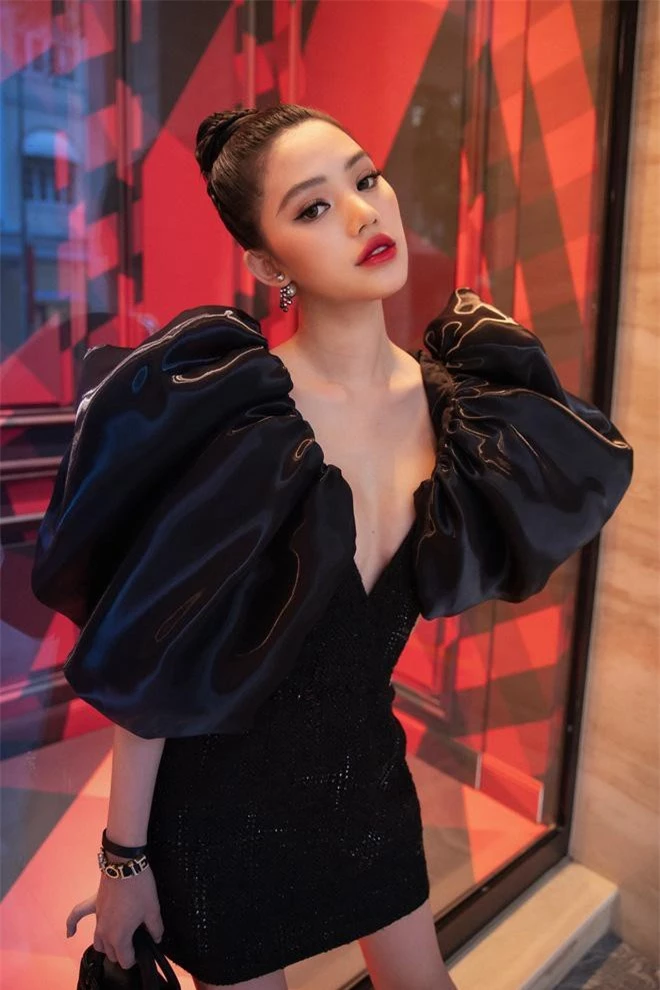 Tham dự sự kiện của một thương hiệu thời trang đẳng cấp, Hoa hậu Jolie Nguyễn đã lựa chọn 1 trong 42 thiết kế thuộc BST Thu-Đông 2019 của NTK Công Trí.